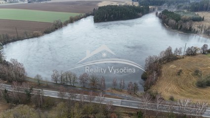 Rybník o výměře 14 ha Vodná u Kamenice nad Lipou - Fotka 1