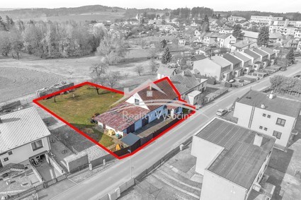 Prodej rodinného domu 4+1 s garáží a pozemkem 1 036 m², Větrný Jeníkov - Fotka 1